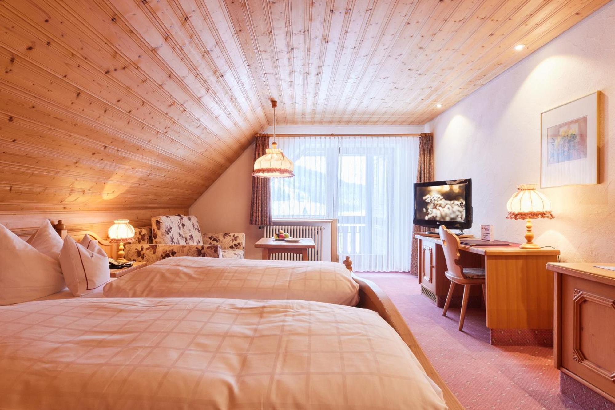 Hotel Sonne Post Mit Schwimmbad Тітізе-Нойштадт Екстер'єр фото