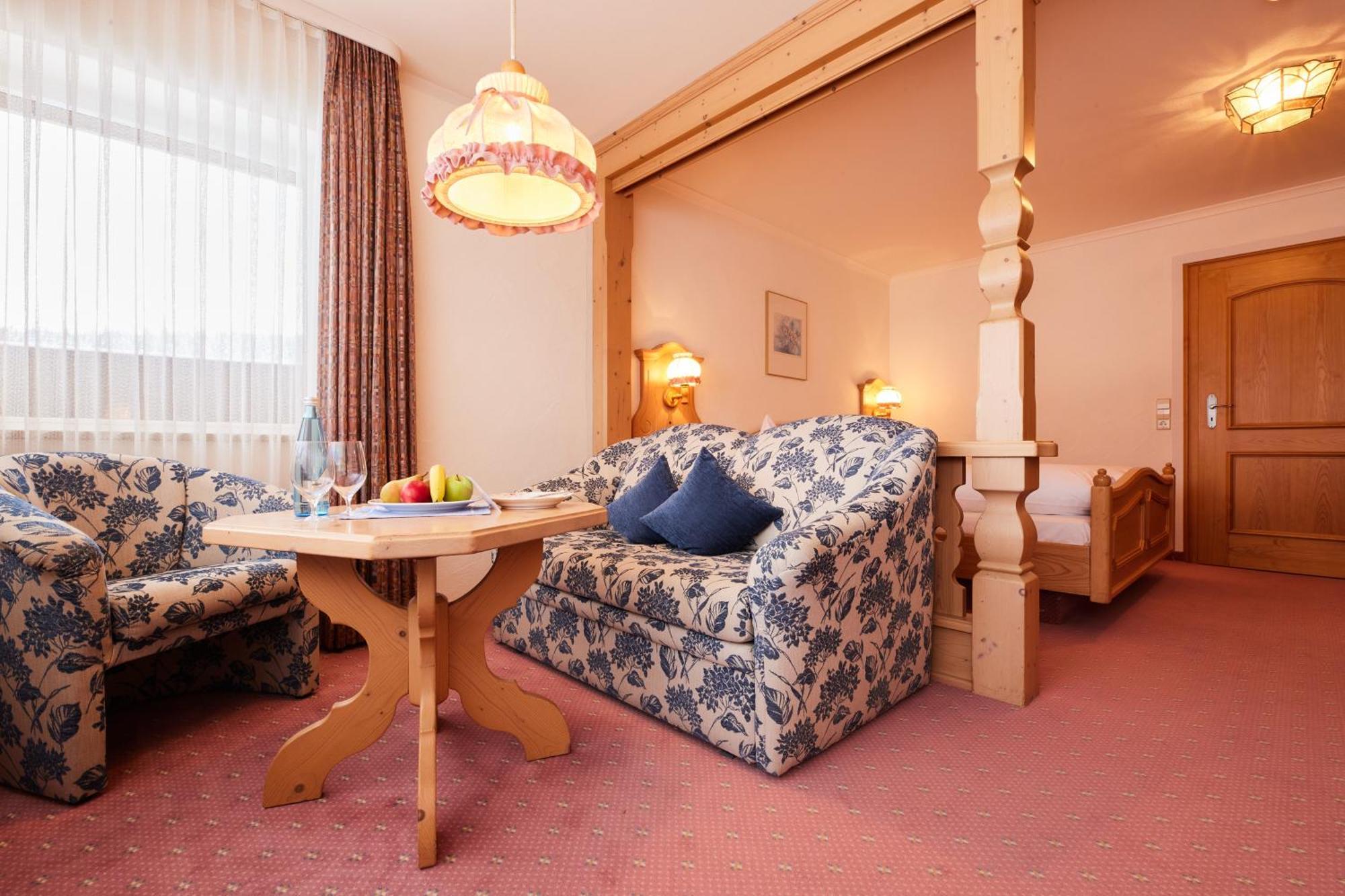 Hotel Sonne Post Mit Schwimmbad Тітізе-Нойштадт Екстер'єр фото